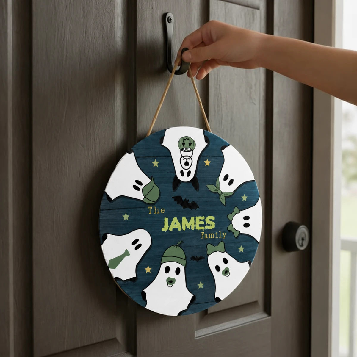 Personalized Halloween Door Sign Custom Family Name, Cute Ghost Family Welcome Sign, Spooky Bat Pumpkin Decor, Rustic Round Front Door Hanging Decoration, Halloween Wall Decor Gift